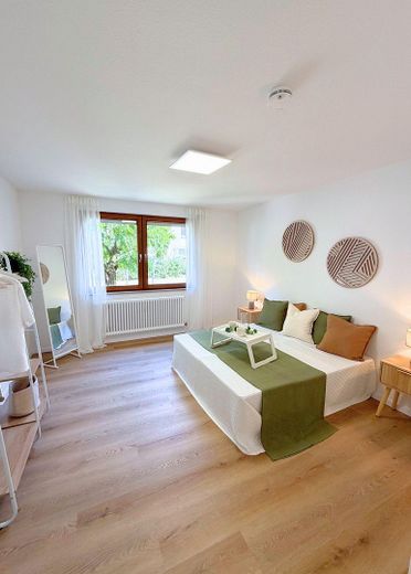 Lichtdurchflutete 3-Zimmer-Wohnung mit Garage und schöner Aussicht ins Grüne – Schlafzimmer