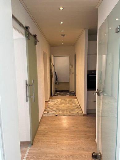 Bad Homburg'da komisyonsuz, ankastre mutfak ve balkon dahil aydınlık 3 odalı daire – sahibinden – Flur