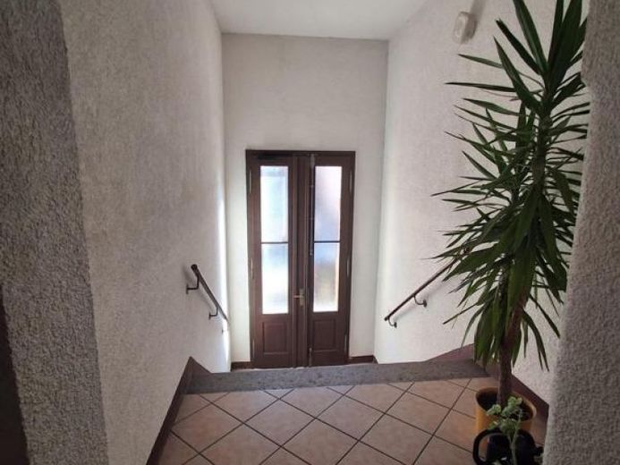Objekt-Nr.:13325 - vermietete 2-Zimmer-ETW im EG mit Dusche, Wanne, Balkon und Abstellraum in Denkmalschutzobjekt in Plauen – Foto 1