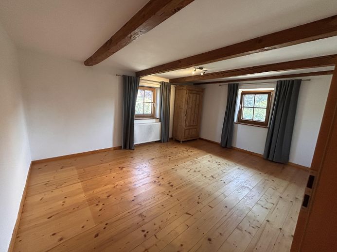 Ehemaliges landwirtschaftliches Anwesen mit großem Grundstück von Privat – Schlafzimmer 2 OG 