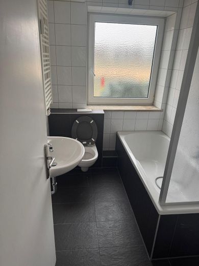 3- Zimmer-Hochparterre- Wohnung mit Einbauküche, Gemeinschaftsgarten und PKW Stellplatz – Badezimmer