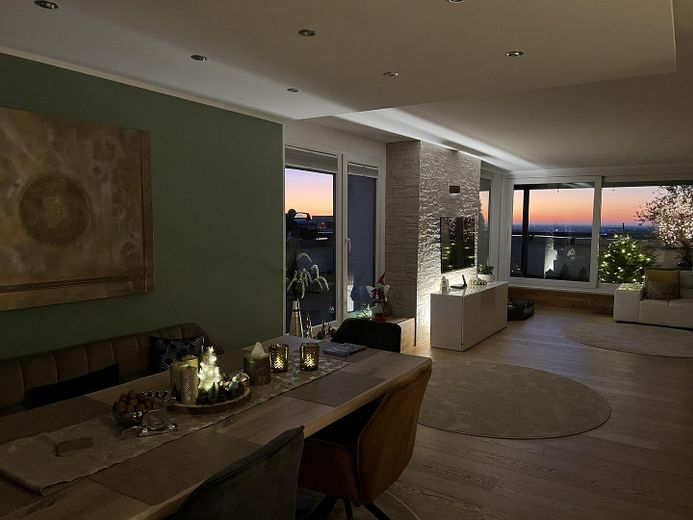 Penthouse mit großer Dachterrasse, Panoramablick & privater Sauna – Besondere Atmosphäre am Abend