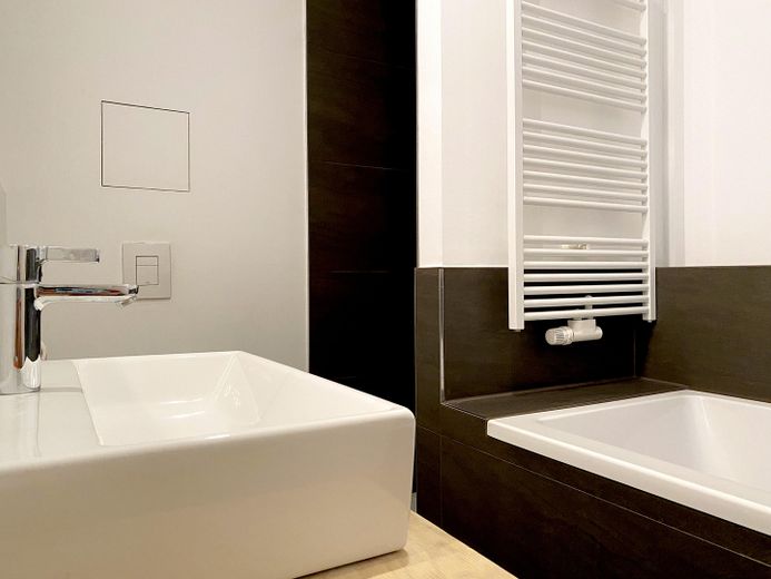 Townhouse-Wohnung Neckarstadt-Ost / Terrasse und Gartennutzung / 2 Balkone / Perfekt für Familien – Bad 1.OG