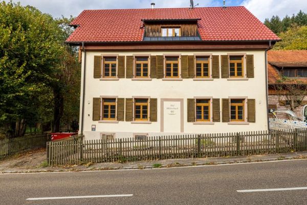 Hofgut in Baden-Baden, ideal zur Pferdehaltung / Tierhaltung!