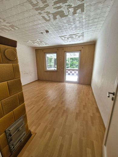 Großes Grundstück im Grünen mit Haus, Garage, Carport, Stellplätze – Zimmer nach vorne
