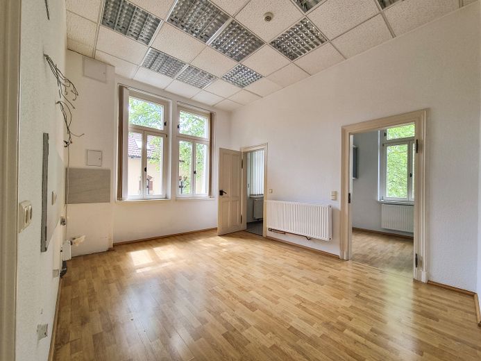 Exclusiva oficina en una villa señorial con plazas de aparcamiento en el patio y sistema de alarma – Foto 11