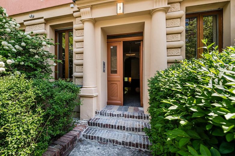 Il fascino di un edificio d’epoca incontra la gioia di un giardino: due locali e circa 57 m² di oasi verde tutta per voi! Libero da subito! – Foto 7