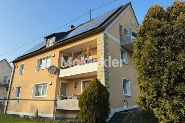 Condominio con 3 unità, isolamento delle pareti esterne, impianto fotovoltaico e potenziale del terreno in posizione centrale a Burgheim