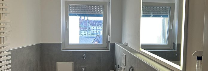 Neubaustandard! Helle 3,5 Zi.-DG-Whg. mit Balkon, Klimaanlage und Burgblick. – Badezimmer
