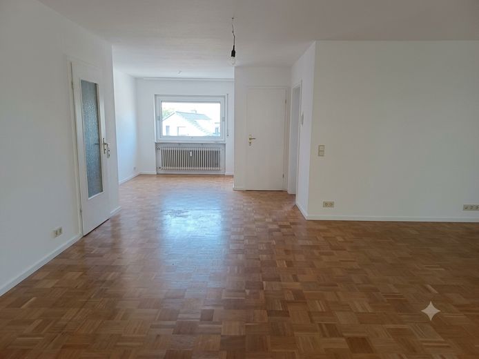 Przestronne, świeżo wyremontowane mieszkanie 3,5-pokojowe o powierzchni 115 m², z dużym balkonem, garażem i miejscem parkingowym – Esszimmer gestrichen KI