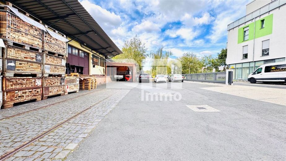 Großer Hofbereich / Vollumzäunt mit Toranlage
