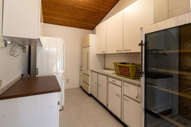 bungalow dal design moderno – HW-Raum hinter der Küche