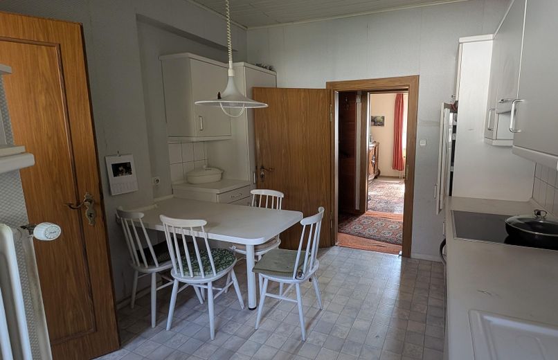 vrijstaand huis op een toplocatie in Bad Münder – Küche mit  Tür zum Esszi.
