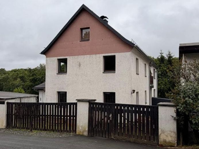 Objekt-Nr.: 57-1-26 - Paketangebot! Schönes Zwei- bis Dreifamilienhaus mit Garage und 3er-Garagenkomplex mit Gartenhaus in Plauen (Unterlosa) – फोटो 1