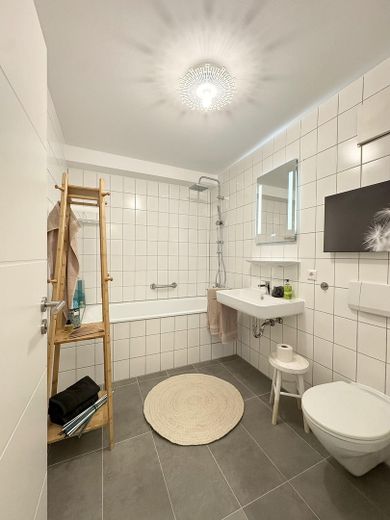 Top-Rendite im Dreiländereck: Attraktive Kapitalanlage mit 5,1 % Bruttomietrendite! – Badezimmer