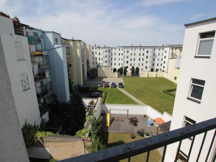 Ampio monolocale arredato con balcone in posizione centrale ma tranquilla a Gera! – Foto 1