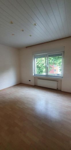 Dom wielorodzinny z lokalem użytkowym w najlepszej lokalizacji   Taras/Garaż/tereny otwarte itp... przy głównej ulicy – Schlafzimmer 1.OG