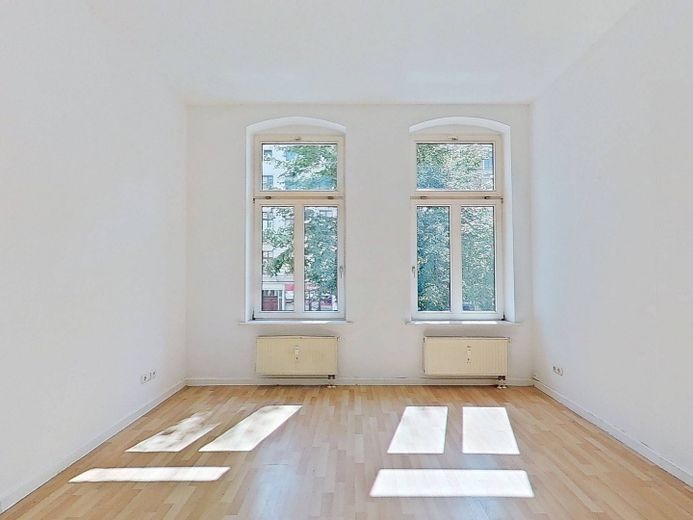 Habillez-vous chaudement, économisez au froid – Pour le début de l’automne, nous vous offrons un loyer hors charges : charmant appartement ancien de 4 pièces avec ascenseur – Ansicht I: Wohn- und Esszimmer