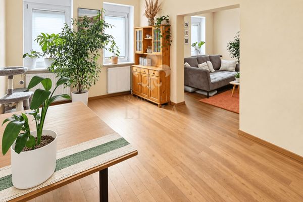 Attraktives Zweifamilienhaus mit zwei Wohneinheiten, Garten, Balkonen und Stellplätzen