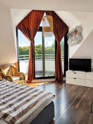 senza commissioni, appartamento di 3 locali ai margini di Berlino, posizione da sogno, terrazze soleggiate – Schlafzimmer mit Balkon