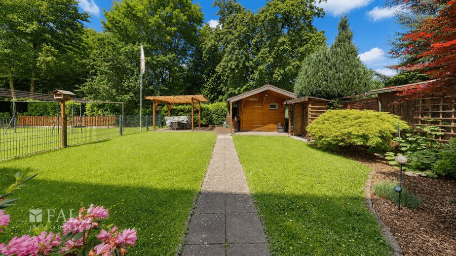 Ihre kleine Wohlfühloase mit Balkon und traumhaftem Gartenanteil! – Garten