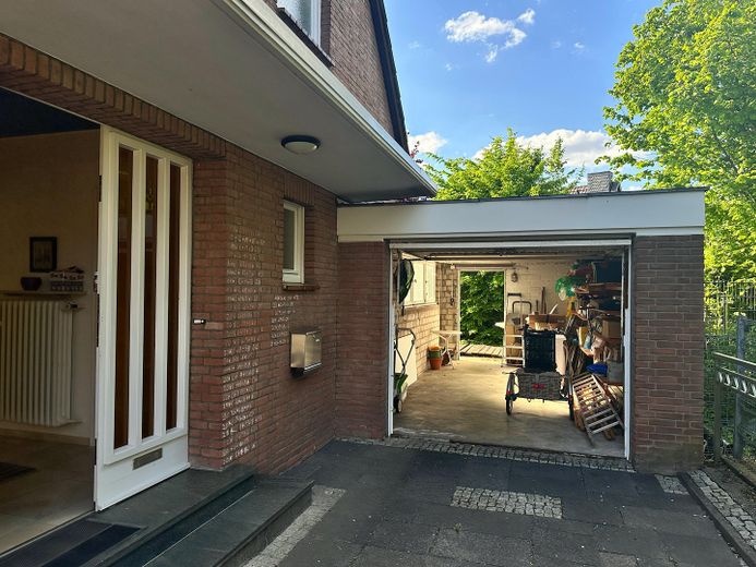 Garage mit Zugang zum Gartenen