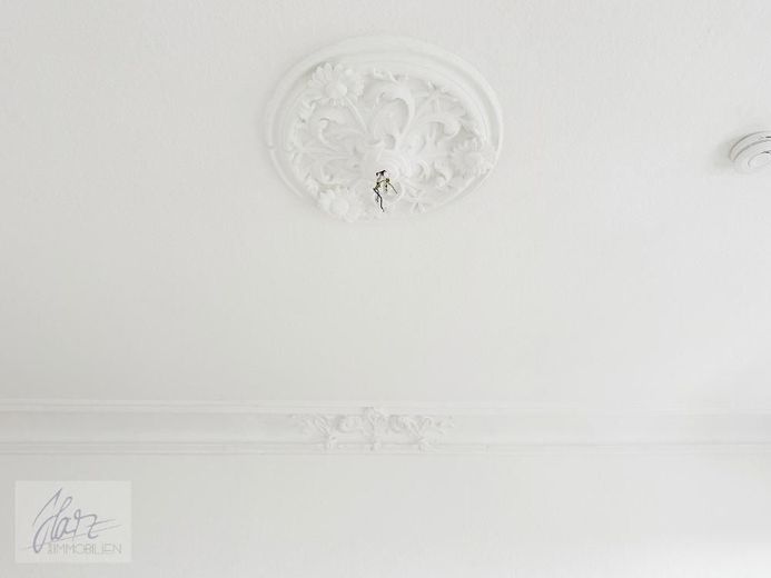 ***EXKLUSIVE 2-RAUM-ALTBAUWOHNUNG MIT STUCKDECKEN &amp; " BALKONEN *** Wohnen im Herzen von Alt-Riesa – Stuckdecke im Wohnzimmer