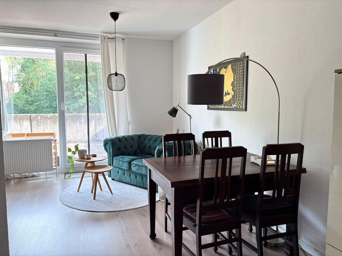 Helle 1-Zimmer-Wohnung mit großem Balkon, Einbauküche & Stellplatz in zentraler Lage – Wohnbereich & Essbereich