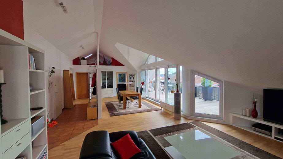 Gepflegte 3 1/2-Zimmer-DG-Wohnung mit gehobener Ausstattung und EBK in Rutesheim - provisionsfrei! – Wohnen mit Blick zum Esstisch