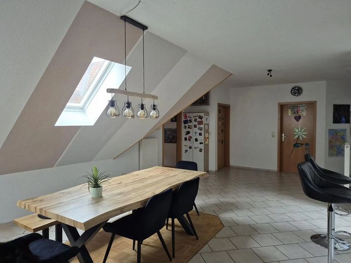 Ruime, lichte 4-kamerwoning met balkon, open haard en parkeerplaatsen (laag-energiebouw) – Esszimmer