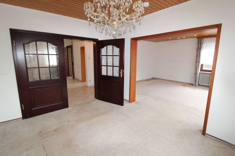 Charmanter, individueller Walmdach Bungalow mit Vollkeller, ruhigem, idyllischem Grundstück &amp; Garage – 7 - Esszimmer mit Durchgang zum Wohnzimmer