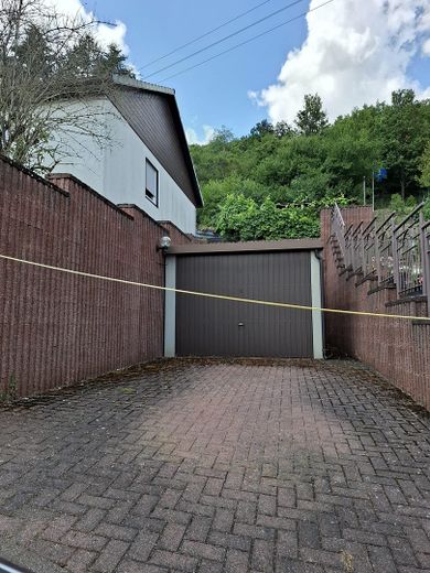 Schönes freistehendes Einfamilienhaus zu verkaufen – Garage 2