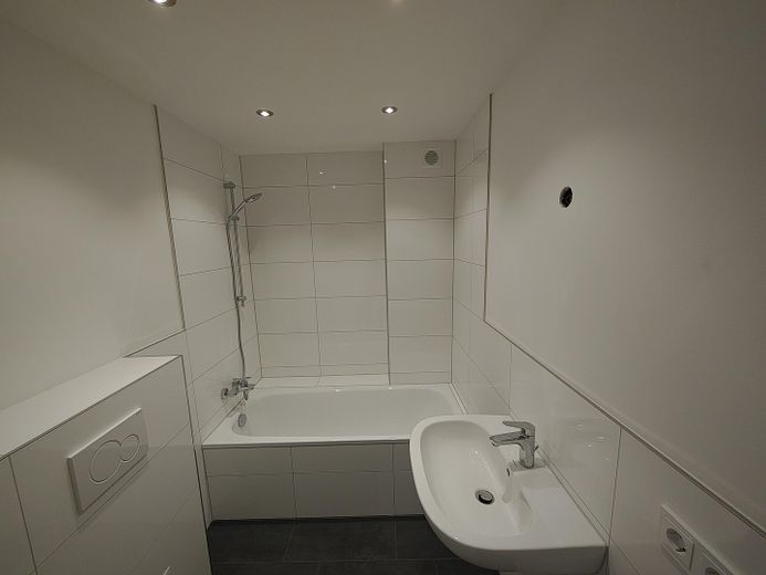 Première occupation après rénovation ! Appartement de 3 pièces avec balcon, dans un très bon emplacement central – Bad
