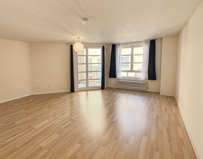 Provisionsfrei: Helle 2-Zi.-Wohnung mit Balkon in der Reutlinger Altstadt – neues Bad, Fernwärme – Wohnzimmer