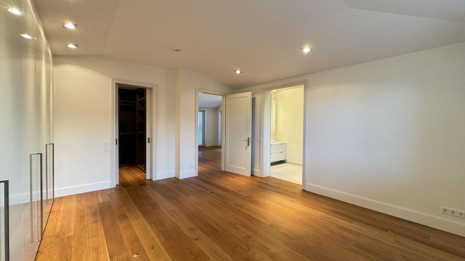 Moderne Obergeschosswohnung mit 2 Balkonen, Tiefgarage und Aufzug im Stadtgartenviertel Hagen – Schlafzimmer mit Ankleide