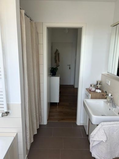Luminoso y modernizado piso de 2 habitaciones en la última planta con terraza en la azotea en Hannover – List – Foto 10