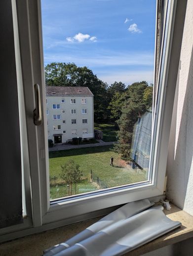 | Solide Rendite Nahe MIRA | Intelligenter 4-Zimmer-Schnitt mit Sonnenausrichtung | – Wohnzimmerblick