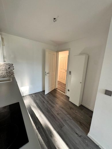 Provisionsfreie, modernisierte 3-Zimmer-Wohnung mit Wintergarten und Garagenbox, bezugsfrei – Küchenbereich