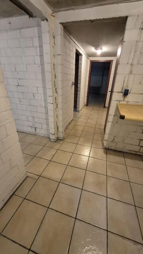 Casa a schiera di testa ben tenuta con giardino recintato e posto auto coperto – Wäsche Keller