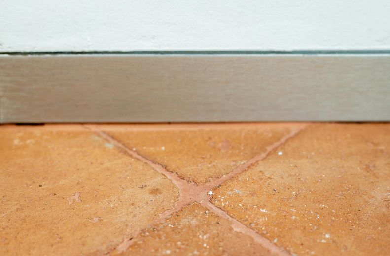 Einzigartige Wohnung | privater Eingang | bezugsfrei | ohne Provision – Detail: Terrakotta/Edelstahl