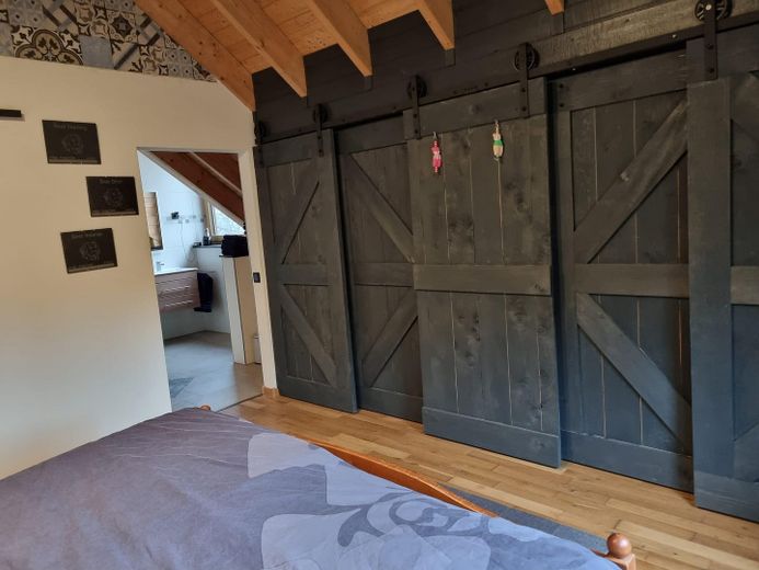 Landhaus mit zusätzliches Einfamilienhaus und großer Garage in Alleinlage im Wald – Schlafzimmer oben mit Dusche