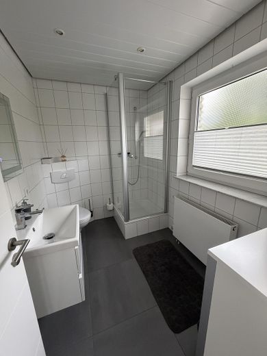 Hochwertige Doppelhaushälfte im Herzen von Elverdissen – Gästebad Erdgeschoß