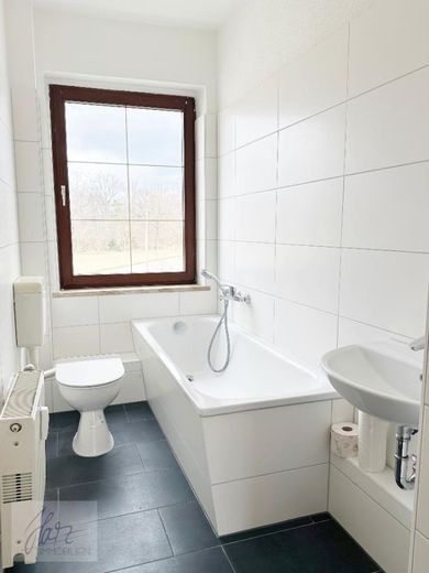 ***WOHNEN IM GRÜNEN*** - Komfortabel, ruhig und familienfreundlich... 3-Raumwohnung mit Tageslichtbad und opionaler Einbauküche ab sofort zu vermieten – Tageslichtbad mit Wanne, WC und Waschtisch