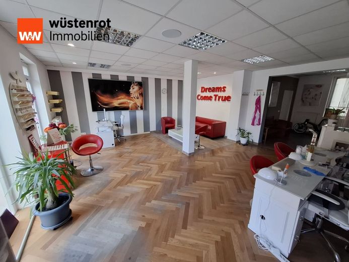 Helle, moderne Bürofläche zur Vermietung in Jüterbog mit Schaufenster direkt in der Ladenstraße – Gewerbefläche