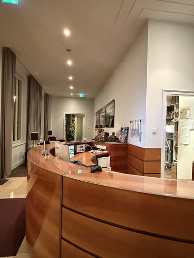 Luxuriöse, moderne 5-Zimmer Maisonette Wohnung mit TG-Stellplatz und Balkon in Südwest-Lage – Concierge Bereich_Gemein.-EG