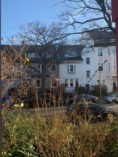 Sehr schöne 3-Zimmerwohnung mit Balkon in Eller! Bad mit Tageslichtfenster – Blick auf die Richardstraße