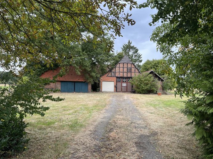 Casa unifamiliare / ex azienda agricola con grande terreno in posizione tranquilla – Foto 2
