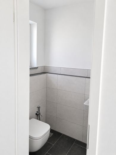 Erstbezug: A+ Neubau-Reihenhaus mit 6 Zimmern, Premiumküche, PV-Speicher & Garten – Gäste-WC Detail