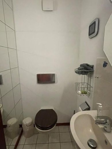 Von Privat an Privat: Außen Understatement – innen exklusiv! – Gästetoilette