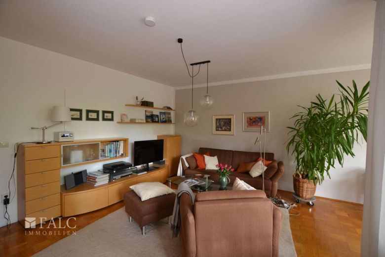 Langjährig vermietete 3-Zimmer-Wohnung mit Balkon und Stellplatz - Kapitalanlage mit Perspektive – Wohnzimmer
